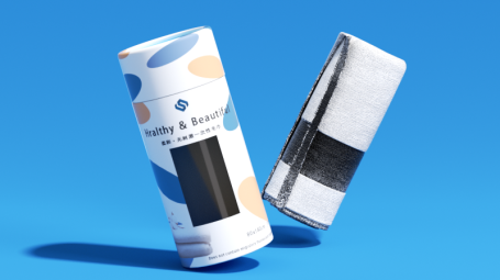 一个带窗口和毛巾日用纸罐